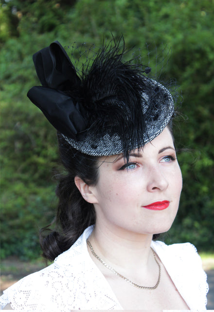 1940s Elegant Tilt hat with black bow and feather