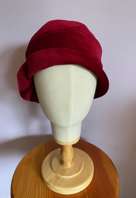 Dark Red Velvet Inès Cloche